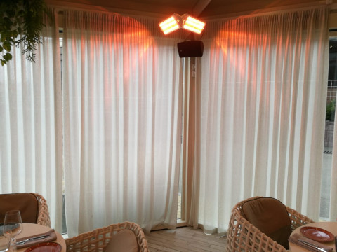 Инфракрасные обогреватели на полуоткрытой террасе