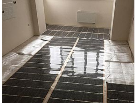 Пленочный пол в комнате и лоджии