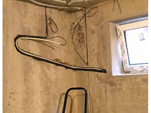 Фреоновая магистраль в монолитной стене