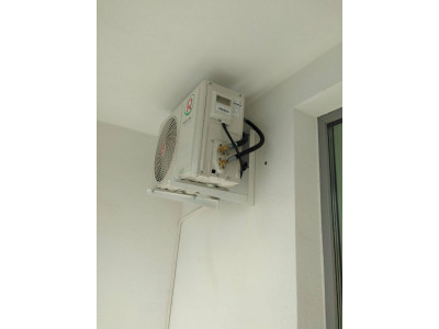 Чистовой монтаж инверторной сплит-системы RoyalClima в Новосибирске