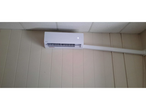 Монтаж кондиционера от команды Бурана в скромном кабинете руководителя АгроПромСнаба в Новосибирске