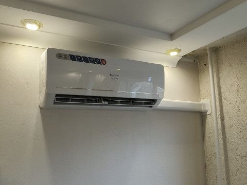 Монтаж кондиционера Loriot Skyline 09 в Новосибирске — объект на Промышленной, впереди установка на Б. Богаткова