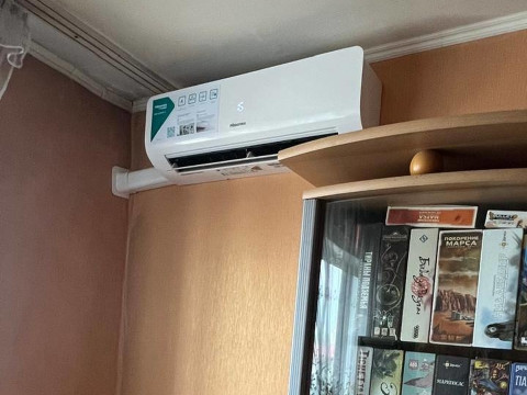 Установка кондиционера Hisense AS 09 HW4RLRKC01AG в Бийске на улице Митрофанова — довольная Валерия и качественный монтаж от профессионалов