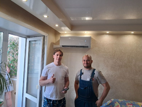 Монтаж сплит-системы FUNAI SHOGUN Inverter 25 в гостиной 18 м² — установка с автовышкой и подключением к водостоку