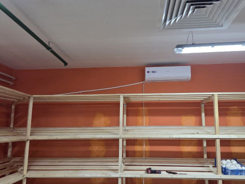 Монтаж кондиционера BREEON PRISMA 12 в ТЦ «Искра» — бригада №4 охладила фруктовую точку на Станиславского, 40/1