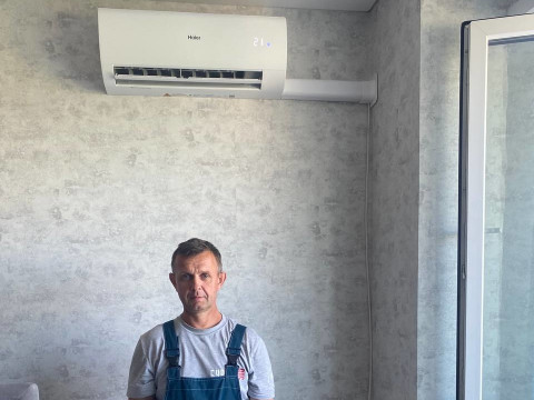 Монтаж кондиционера HAIER CORAL 09 в зале по адресу Добролюбова 152/1 — работа штатной бригады №3 «Буран Климат»