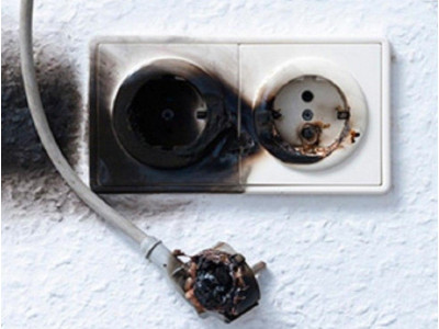 С какой стороны должна быть фаза в розетке — слева или справа?