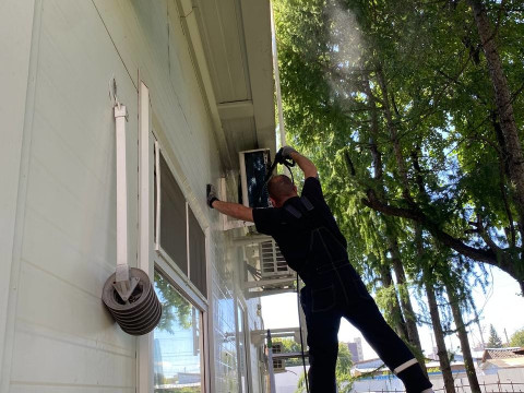 Наши монтажники установили виброопоры для наружных блоков сплит-систем — качественное обслуживание и монтаж