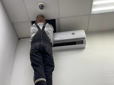 Установка кондиционера Energolux Basel в ТЦ Юпитер для магазина "Империя Сумок"