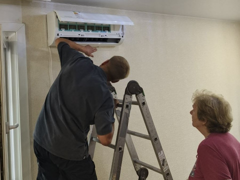 Установка кондиционера Kentatsu YUKI 26 в угловой квартире: как мы справились с задачей в Новосибирске