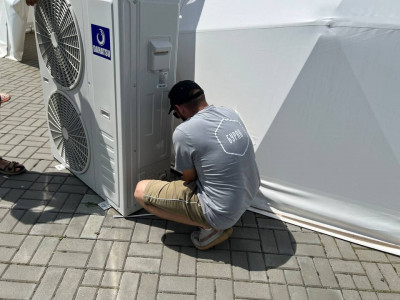 Монтаж и демонтаж колонных кондиционеров Dahatsu на агровыставке «День сибирского поля 2025» — профессиональные работы от компании «Буран»