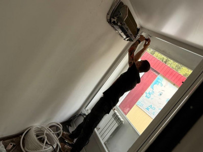 Монтаж холодильной сплит-системы Belluna S218 W с зимним комплектом для цветочного салона в Барнауле