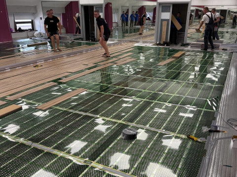 Монтаж тёплого пола Russian Heat Oval и укладка ламината в спортивном зале 83 м² для фитнес-центра