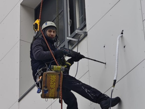 Монтаж кондиционера с альпинистом: Плюсы и минусы установки в труднодоступных местах