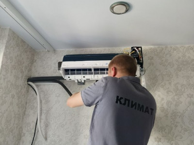Монтаж сплит-системы Loriot LAC-09TA серии NEON в квартире на Островского, 60 силами монтажной бригады №1 компании «БУРАН»