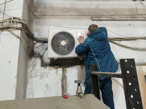 Замена старой сплит-системы Ballu на современную BREEON в компании «АКВА-М» — аккуратный и надёжный монтаж от «Буран Климат» в Новосибирске