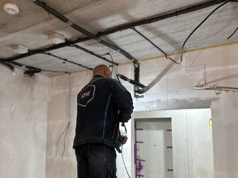 Профессиональная прокладка магистралей под две сплит-системы TOSOT CLIVIA в квартире 60 м² в Кольцово — кейс нашего клиента Евгения