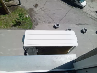 Установка кондиционера в квартире у Дмитрия: Сплит-система Energolux чёрного цвета